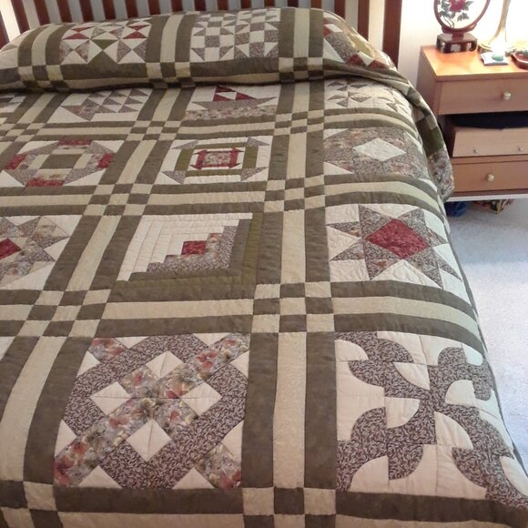 Authentic Hand-stitched Kutztown Amish Quilt - Queen Size - Picture 5 of 16